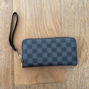 Checkered Black and Gray Wristlet Wallet